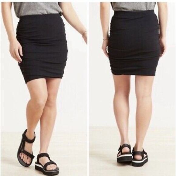 Sundry For Evereve Ribbed Ruched Knit Pull On Mini Skirt Black 1 - Picture 1 of 9